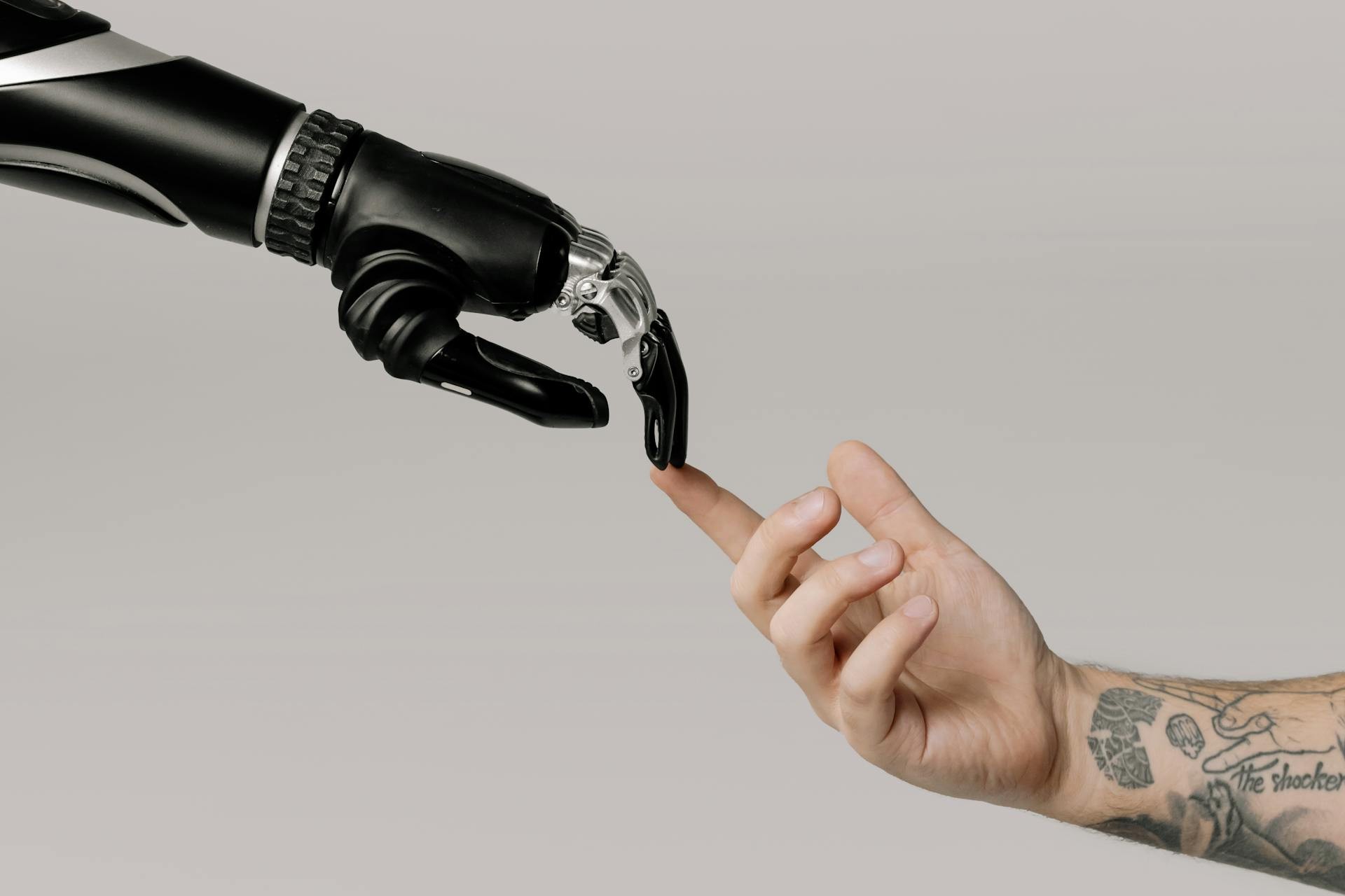 robot hand reikt naar een menselijke hand