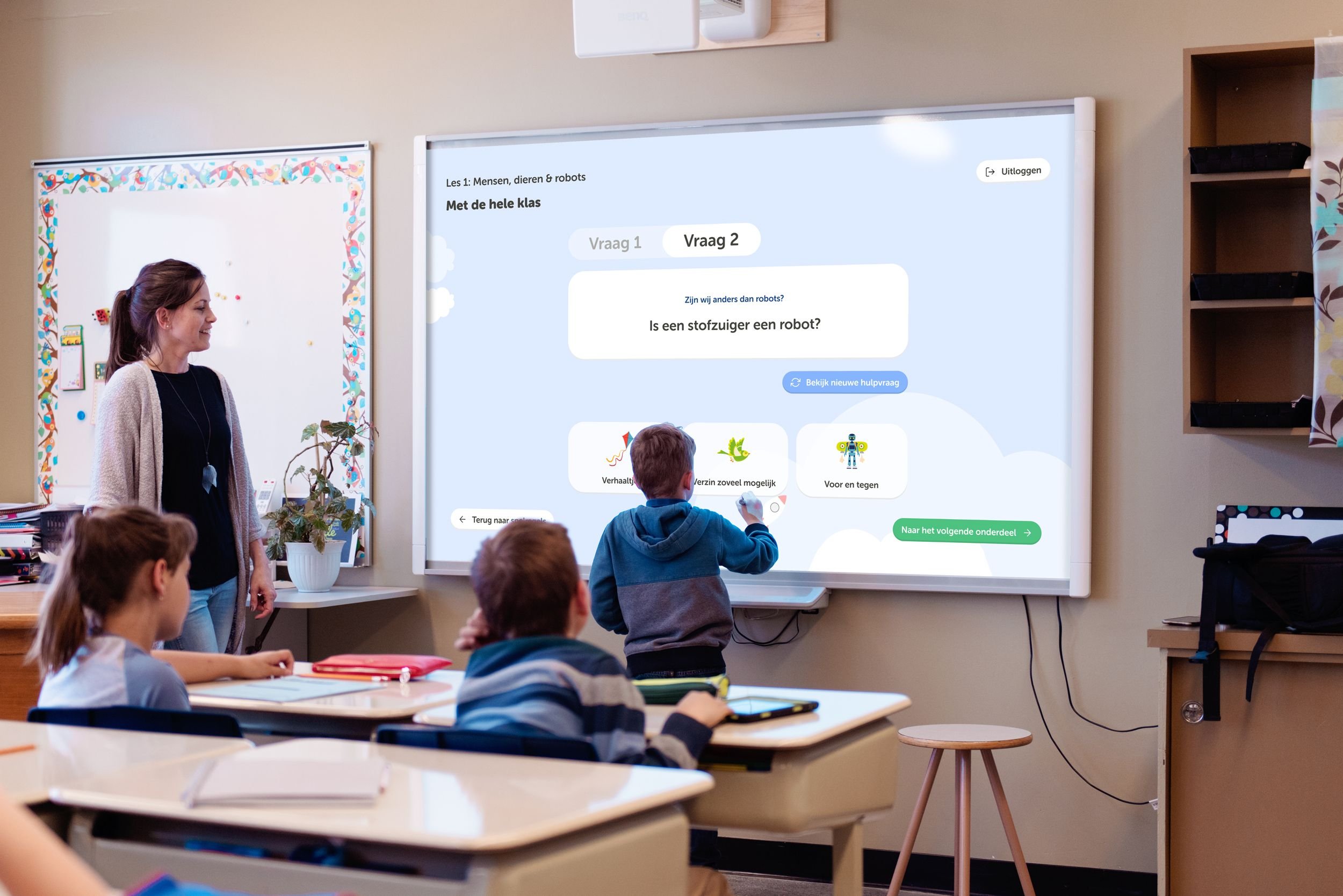 Digibord met de kleine grote denkers app in een klas met kinderen.