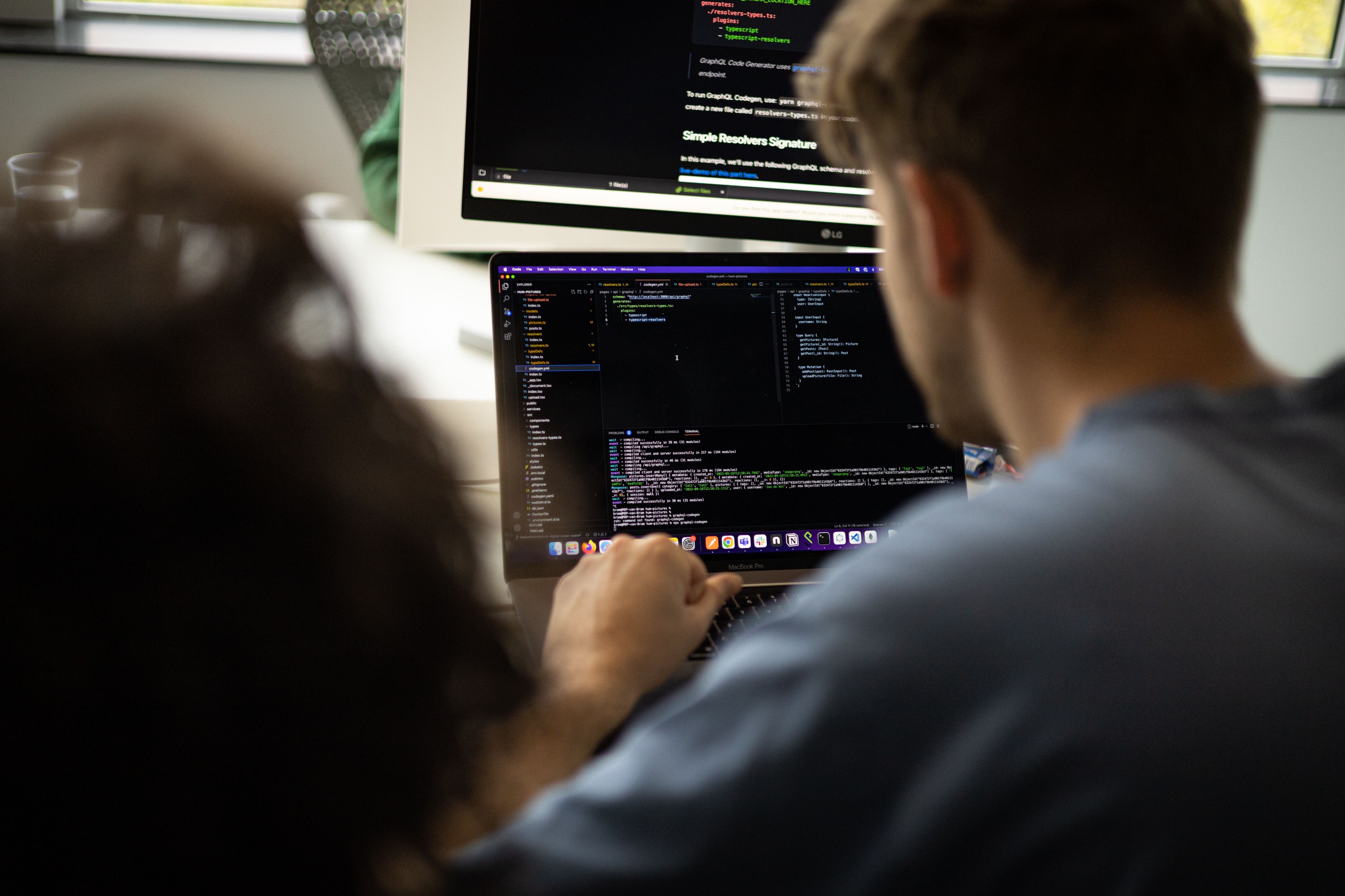 Een developer met code op een scherm