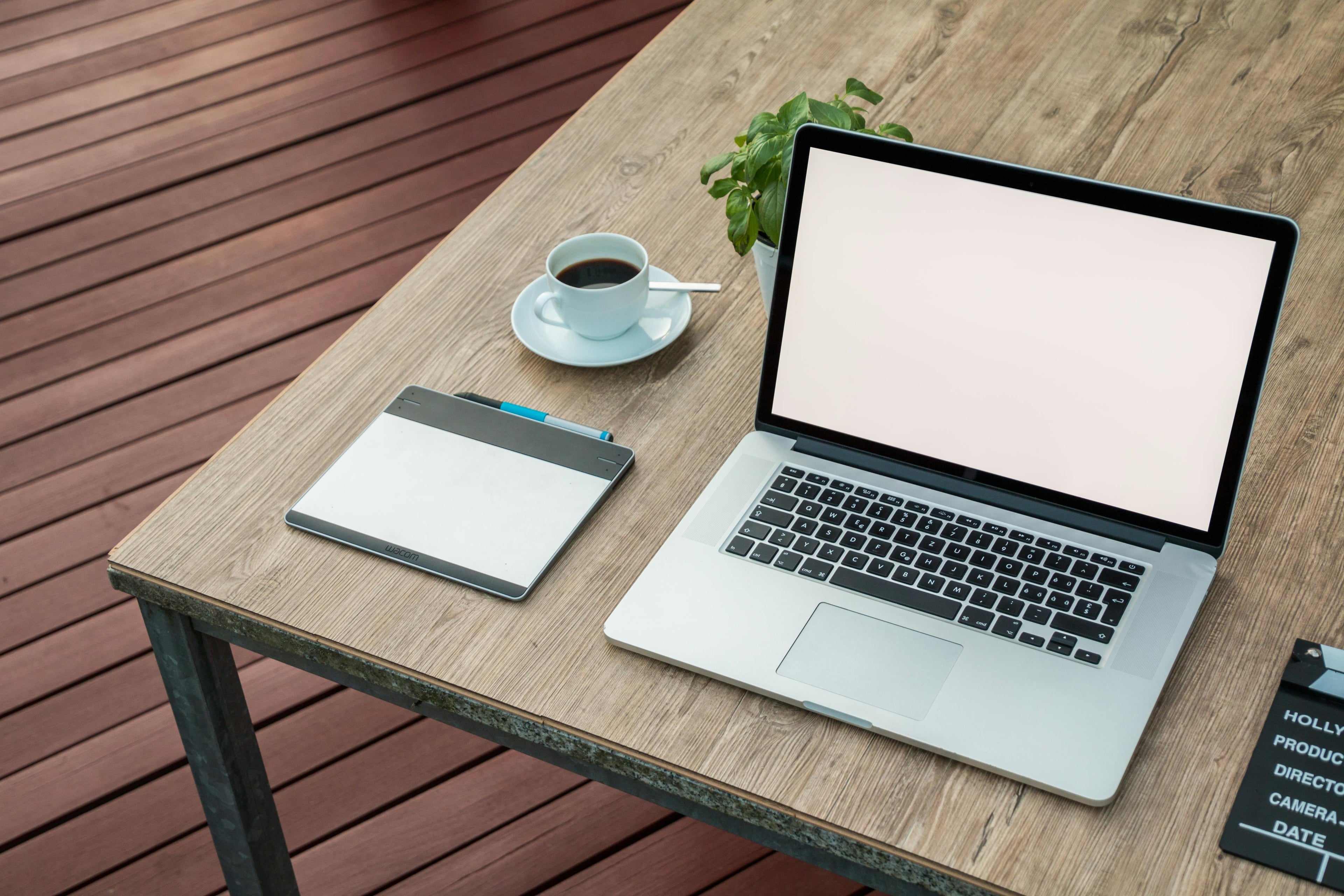 Een macbook met koffie