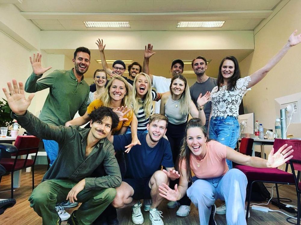 Grote groep trainees aan het juichen