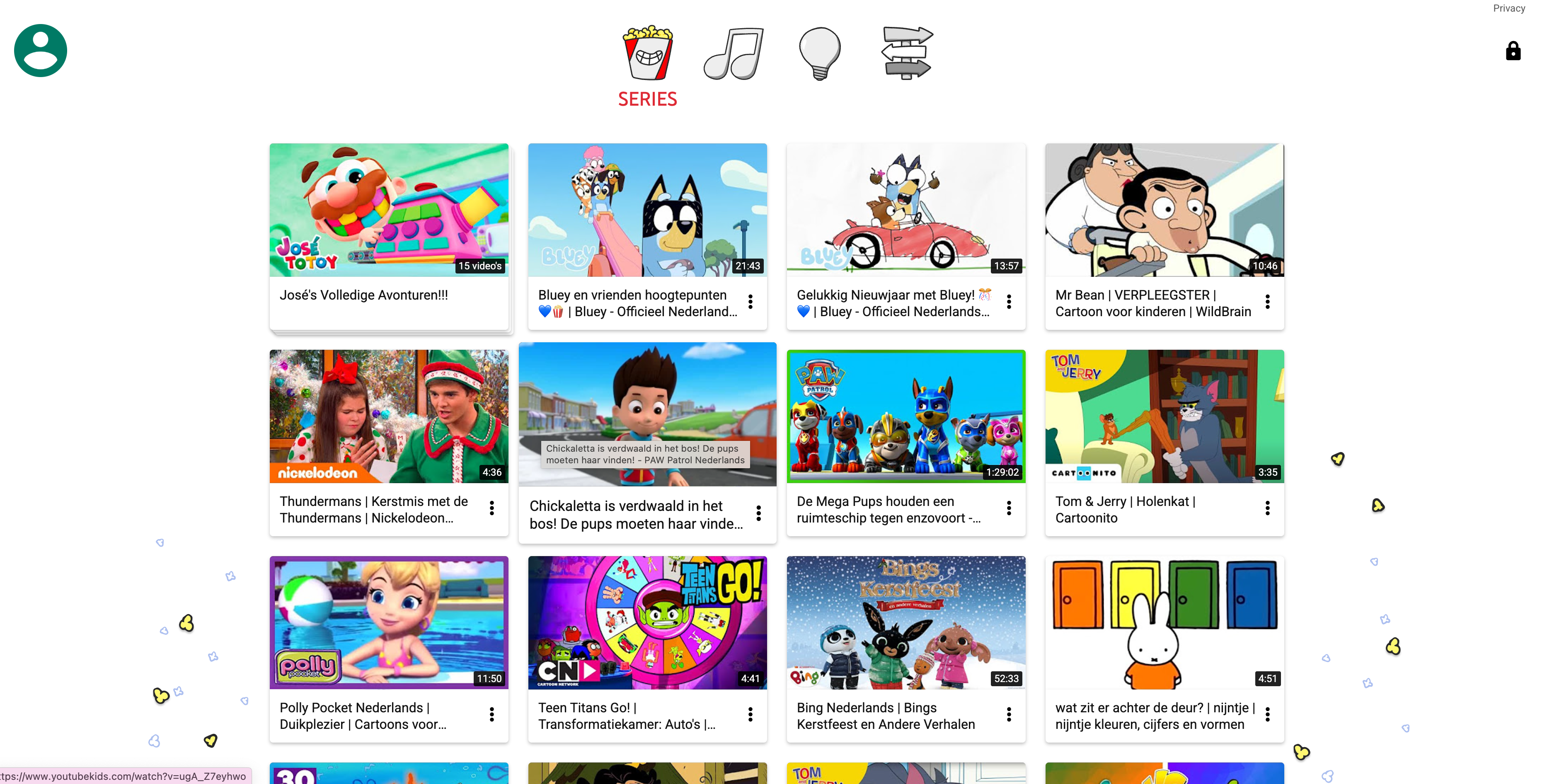 de YouTube Kids-interface met kleurrijke categorieën en grote knoppen.